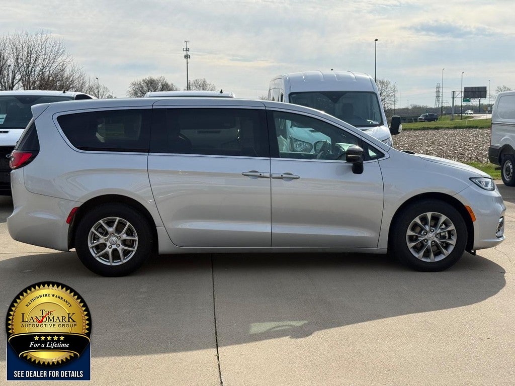 2026 Chrysler Pacifica Select FWD