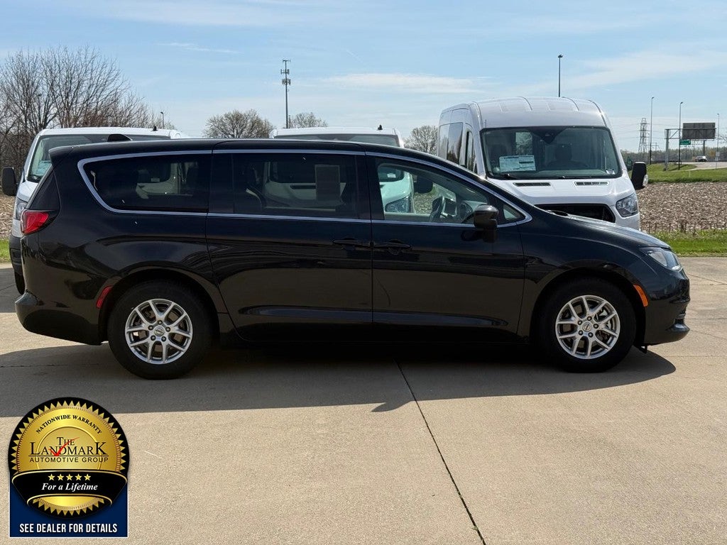 2023 Chrysler Voyager LX FWD