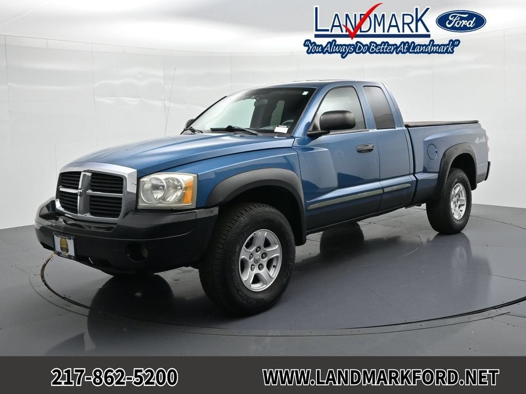 2005 Dodge Dakota 2dr Club Cab 131" WB 4WD SLT