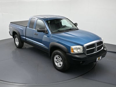 2005 Dodge Dakota 2dr Club Cab 131" WB 4WD SLT
