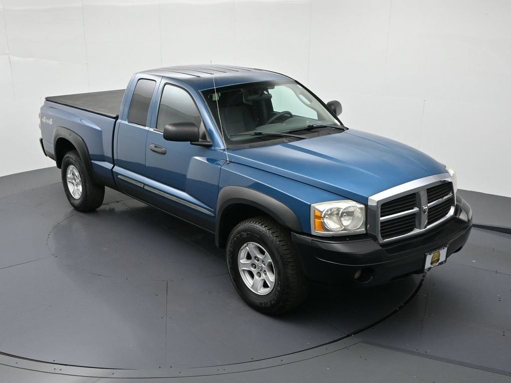 2005 Dodge Dakota 2dr Club Cab 131" WB 4WD SLT