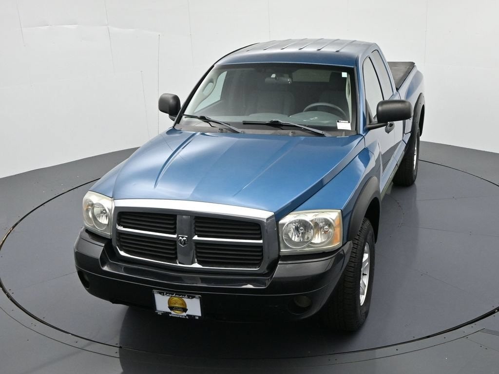 2005 Dodge Dakota 2dr Club Cab 131" WB 4WD SLT
