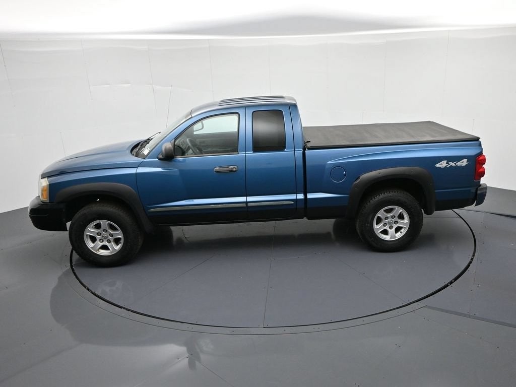 2005 Dodge Dakota 2dr Club Cab 131" WB 4WD SLT