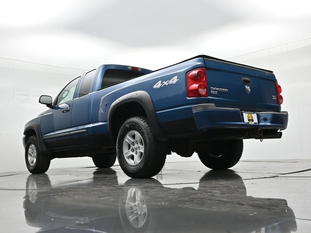 2005 Dodge Dakota 2dr Club Cab 131" WB 4WD SLT