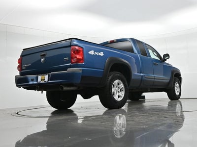 2005 Dodge Dakota 2dr Club Cab 131" WB 4WD SLT