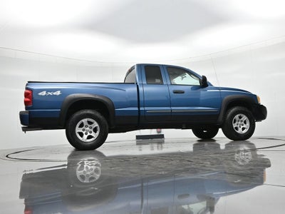 2005 Dodge Dakota 2dr Club Cab 131" WB 4WD SLT