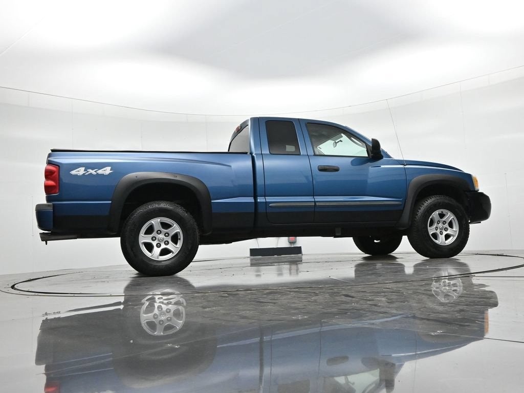 2005 Dodge Dakota 2dr Club Cab 131" WB 4WD SLT