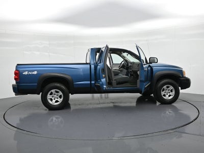 2005 Dodge Dakota 2dr Club Cab 131" WB 4WD SLT