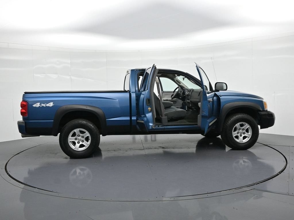 2005 Dodge Dakota 2dr Club Cab 131" WB 4WD SLT