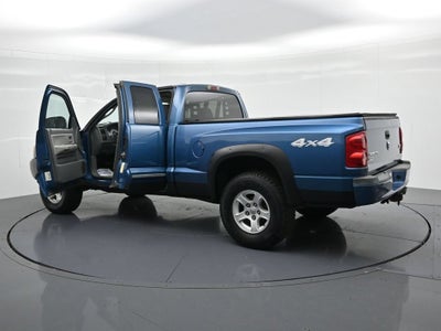 2005 Dodge Dakota 2dr Club Cab 131" WB 4WD SLT