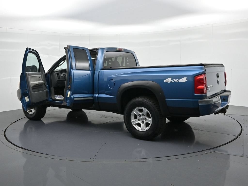 2005 Dodge Dakota 2dr Club Cab 131" WB 4WD SLT
