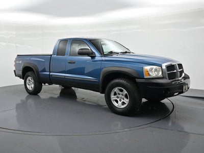 2005 Dodge Dakota 2dr Club Cab 131" WB 4WD SLT