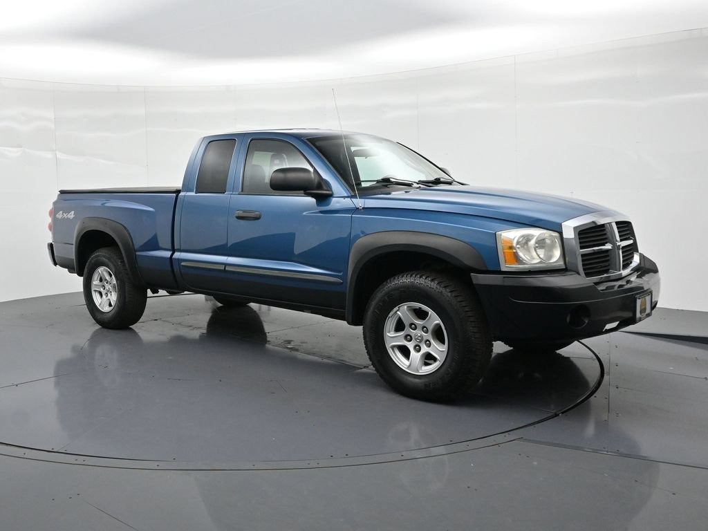 2005 Dodge Dakota 2dr Club Cab 131" WB 4WD SLT