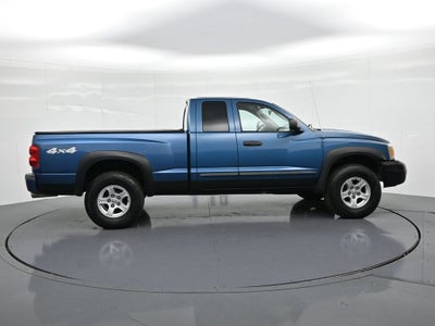 2005 Dodge Dakota 2dr Club Cab 131" WB 4WD SLT