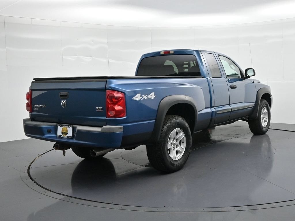 2005 Dodge Dakota 2dr Club Cab 131" WB 4WD SLT