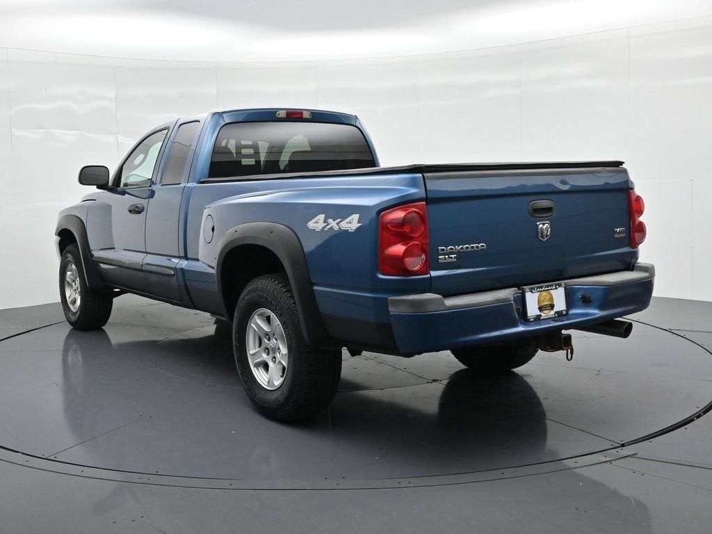 2005 Dodge Dakota 2dr Club Cab 131" WB 4WD SLT