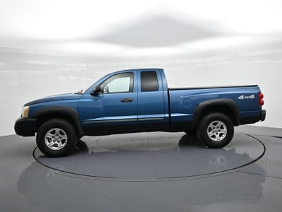 2005 Dodge Dakota 2dr Club Cab 131" WB 4WD SLT