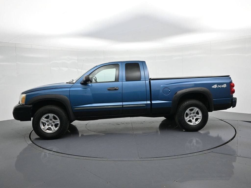 2005 Dodge Dakota 2dr Club Cab 131" WB 4WD SLT