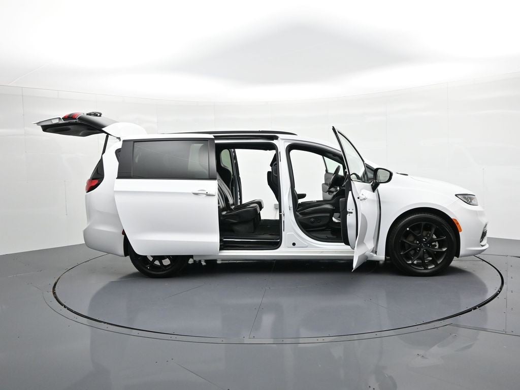 2025 Chrysler Pacifica Limited FWD