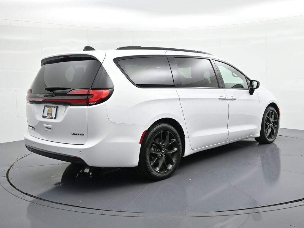 2025 Chrysler Pacifica Limited FWD