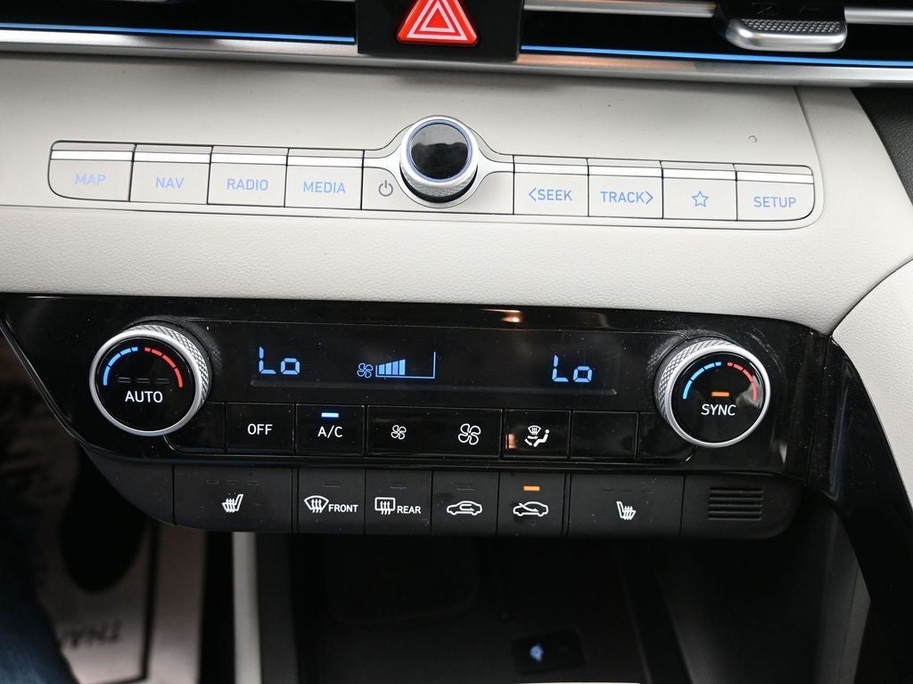 2024 Hyundai Elantra Limited IVT